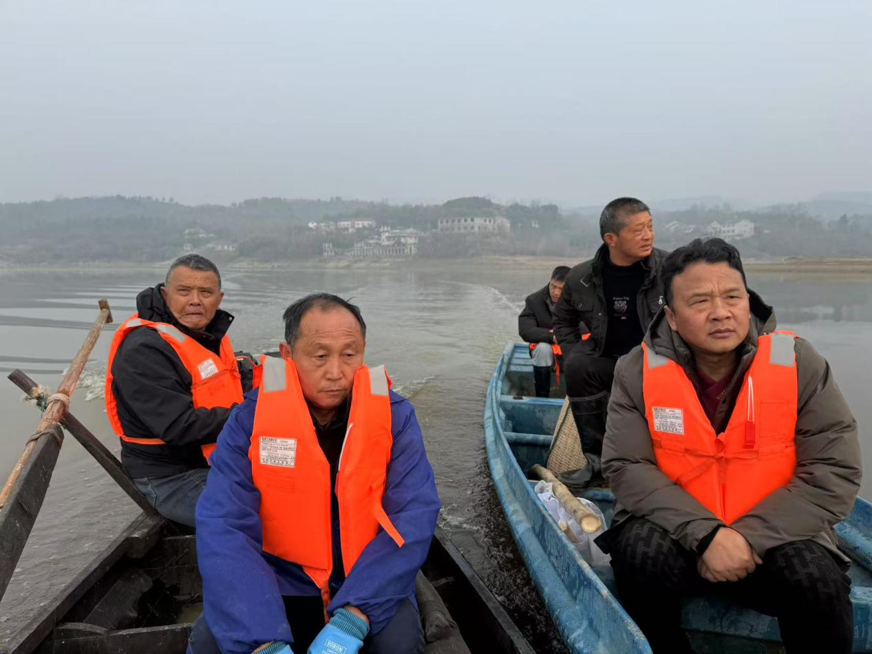 1水库淤积测量小组坐船前往淤积测量点.jpg 电竞游戏